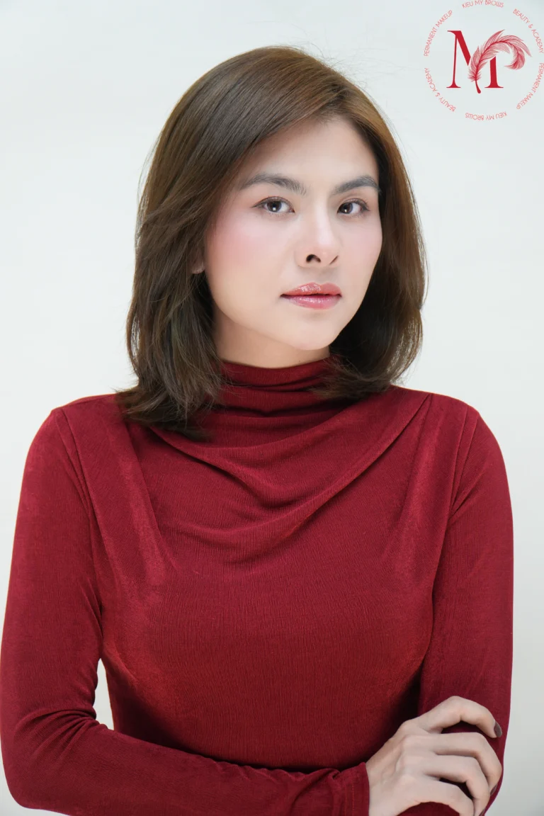 Khách hàng Kieu My Brows với chân mày và môi hoàn thiện
